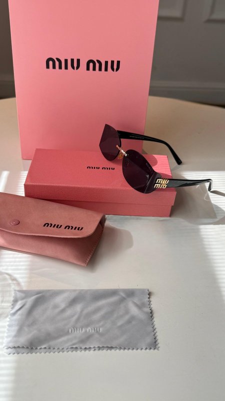 نظارة شمسية / Miu Miu  - شامل علبة وكيس الشركة